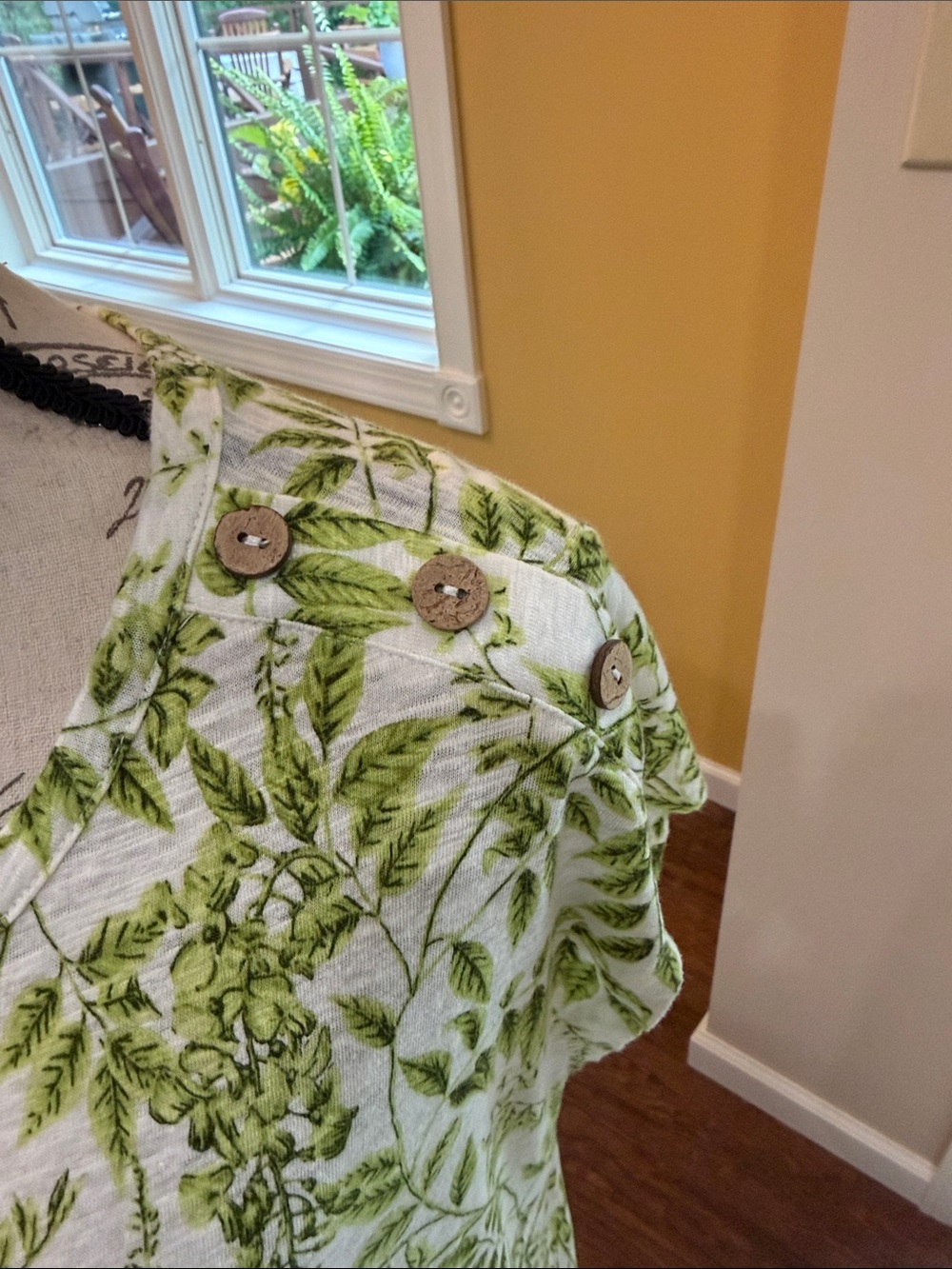 Tahari White Short Sleeve Top with Green Fern Print - Picture 3 of 5